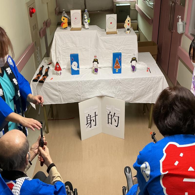 職員お手製の景品に狙いを定めて楽しく射的を行いました