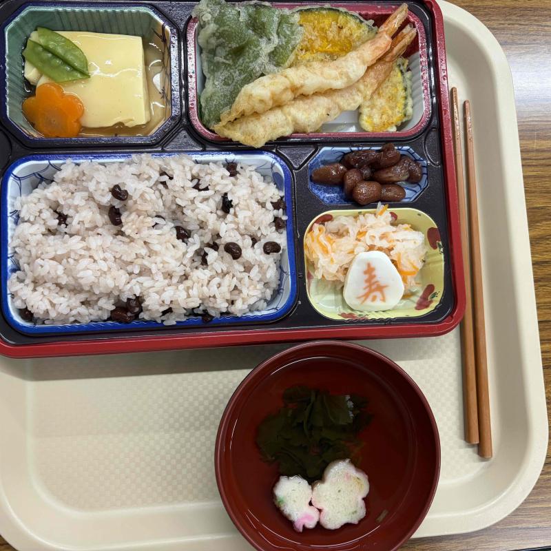 昼食で提供したお祝い食